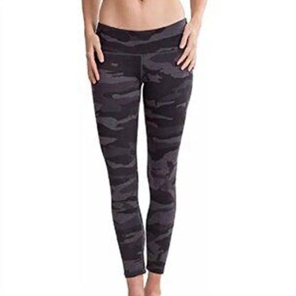Tuff Athletics Camo 7/8 Legging Pants Size M‎ Black Camo Elastic Waist Pull On